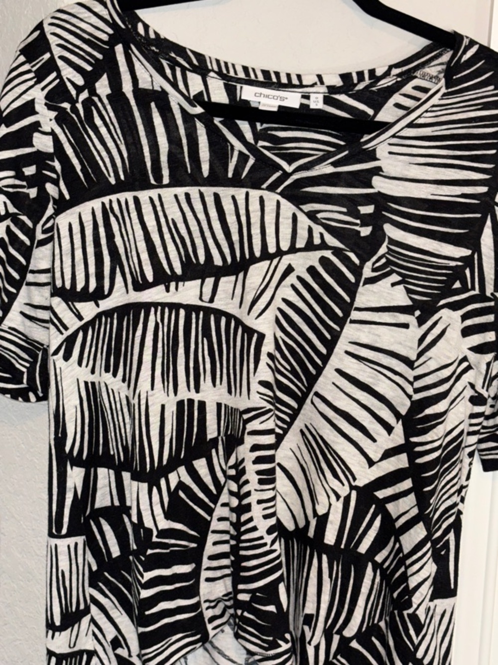 Chico's Black and White Palm-Print Short Sleeve Linen Tee